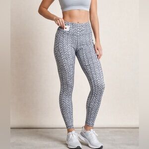 J.McLaughlin Gray Chevron High Rise Stretch Leggings | Resort Athleisure